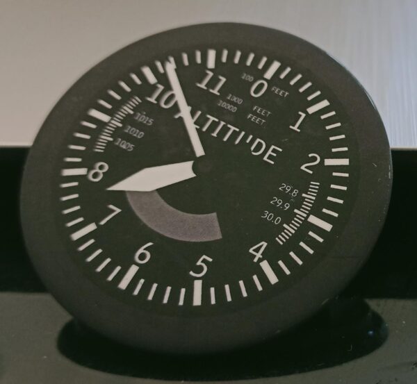 Image of Pin-Badge Altimeter Black and White