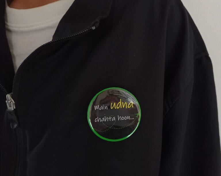 Image of Pin Badge 'Main Udna Chahta Hoon' Hindi Quote Black on Jacket
