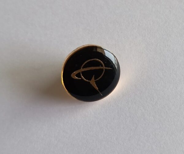 Boeing-Branded Pilot Lapel Pin – Gold Polished Brass with Epoxy Finish - Image 2