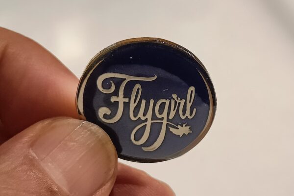 Flygirl Lapelpin handheld Blue